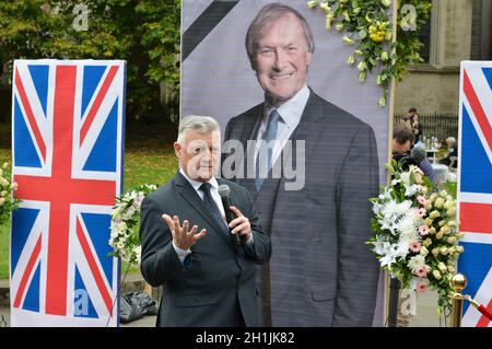 Londres, Royaume-Uni.18 octobre 2021.Steve McCabe, député au Parlement, prend la parole pendant le service commémoratif.des membres des communautés anglo-iraniennes, des partisans du Conseil national de la résistance de l'Iran (NCRI) et du Comité britannique pour la liberté iranienne (BCFIF), ont tenu un service commémoratif en face du Parlement britannique pour rendre hommage au député de Sir David Amess en y posant des fleurs.Crédit : SOPA Images Limited/Alamy Live News Banque D'Images