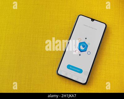 LOD, Israël - 8 juillet 2020 : Elevate - écran de lancement de l'application de jeux d'entraînement de cerveau avec logo sur l'écran d'un smartphone mobile noir sur un tissu jaune Banque D'Images
