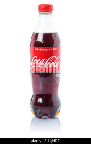 Stuttgart, Allemagne - 29 août 2021 : bouteille en plastique de boisson gazeuse Coca Cola-Cola limonade isolée sur fond blanc à Stuttgart, Allemagne. Banque D'Images