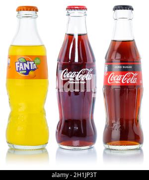 Stuttgart, Allemagne - 24 août 2021 : Coca Cola-Cola Fanta produit des boissons à la limonade en bouteilles isolées sur fond blanc à Stuttgart, Germa Banque D'Images