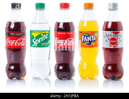 Stuttgart, Allemagne - 29 août 2021: Coca Cola-Cola Fanta Sprite produits boisson gazeuse à la limonade dans des bouteilles en plastique isolées sur fond blanc Banque D'Images