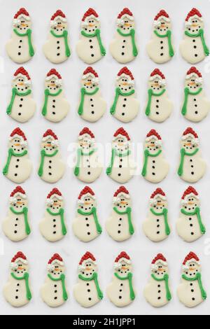 Noël glacé biscuits Snowman ou biscuits avec nez de carotte, chapeau de père Noël et foulard. Les bonhommes de neige ont pris une photo à partir d'une position de pose à plat ou de vue de dessus Banque D'Images