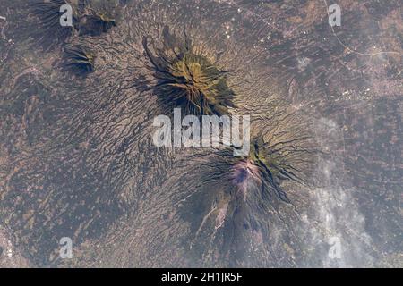 La Terre vue de la Station spatiale internationale: Un Mont Merapi fumeur (bas) et Mont Merbabu (haut), Java, Indonésie, 10 mai 2021.Le Mont Merapi est un volcan très actif dans le centre de Java.Une version optimisée et améliorée d'une NASA image / crédit NASA. Banque D'Images