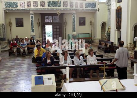 Messe pour les pèlerins dans l'église catholique Saint Eustache à Dobrota, Monténégro Banque D'Images