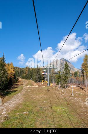 Strbskie Pleso, Slovaquie - 10 octobre 2018 : télésiège de Strbske Pleso à Solisko dans les Hautes Tatras en Slovaquie Banque D'Images