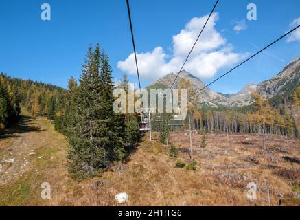 Strbskie Pleso, Slovaquie - 10 octobre 2018 : télésiège de Strbske Pleso à Solisko dans les Hautes Tatras en Slovaquie Banque D'Images