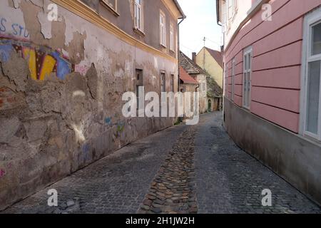 Ancienne rue étroite dans la vieille ville. Maribor est la deuxième plus grande ville de Slovénie Banque D'Images