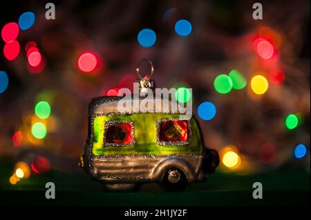 Lumières de Noël multicolores en gros plan avec déco RV Banque D'Images