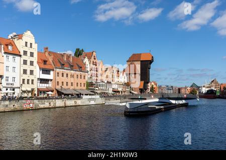 Gdansk, Pologne - 9 septembre 2020 : la plus grande grue portuaire médiévale d'Europe et les bâtiments historiques de la Dlugie Pobrzeze au-dessus de la rivière Motlawa à Gdans Banque D'Images