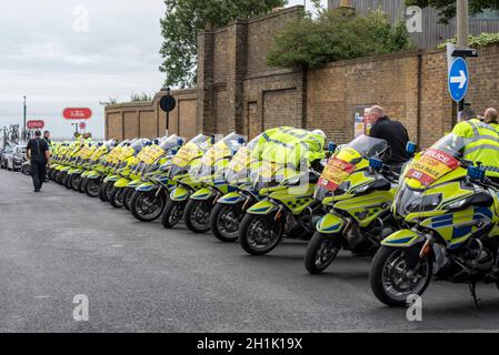 Les motocycles de police et d'événement sont prêts à faire fonctionner les blocs de route pour la quatrième étape de la course cycliste AJ Bell Women's Tour à travers Essex.Maintien de l'ordre Banque D'Images