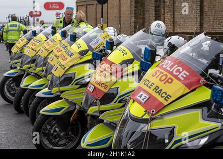 Les motocycles de police et d'événement sont prêts à faire fonctionner les blocs de route pour la quatrième étape de la course cycliste AJ Bell Women's Tour à travers Essex.Arrêt de police Banque D'Images