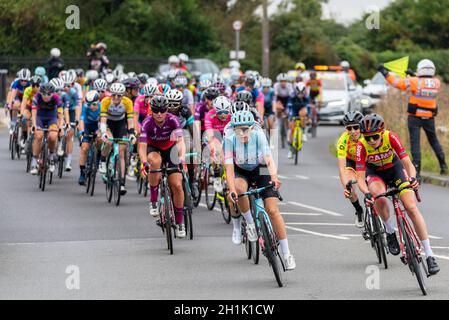 Le groupe péloton de cyclistes féminins se trouve autour de l'autoroute à péage de Rettendon lors de la course cycliste AJ Bell pour femmes, phase 4, Essex, Royaume-Uni.Course sur route pour femmes Banque D'Images