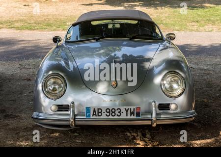 Eyrignac, France - 2 septembre 2018 : voiture Porsche 911 garée à Eyrignac en Dordogne. France Banque D'Images