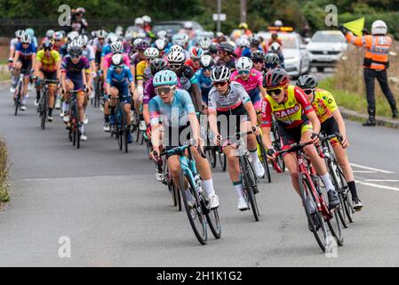 Le groupe péloton de cyclistes féminins se trouve autour de l'autoroute à péage de Rettendon lors de la course cycliste AJ Bell pour femmes, phase 4, Essex, Royaume-Uni.Dépose le col Banque D'Images