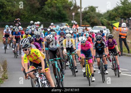 Le groupe péloton de cyclistes féminins se trouve autour de l'autoroute à péage de Rettendon lors de la course cycliste AJ Bell pour femmes, phase 4, Essex, Royaume-Uni.Cavalier noir Banque D'Images