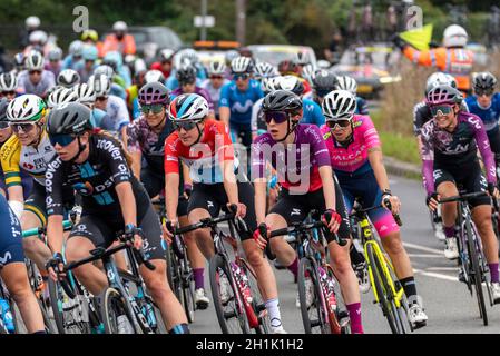 Le groupe péloton de cyclistes féminins se trouve autour de l'autoroute à péage de Rettendon lors de la course cycliste AJ Bell pour femmes, phase 4, Essex, Royaume-Uni.SD Worx, Valcar Banque D'Images