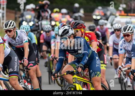 Le groupe de cyclistes féminins peloton se trouve à l'étape quatre de la course de vélo du circuit féminin AJ Bell.Veronica Ewers de TIBCO Banque D'Images