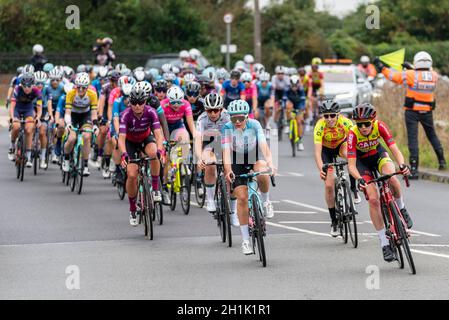 Le groupe péloton de cyclistes féminins se termine à Southend sur le Rettendon Turnpike lors de la quatrième étape de la course cycliste AJ Bell pour femmes Banque D'Images