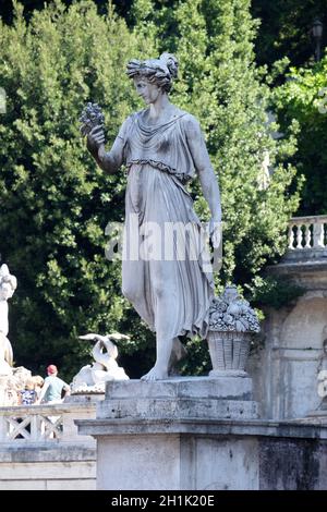 Statue allégorique de l'été, Piazza del Popolo à Rome, Italie Banque D'Images