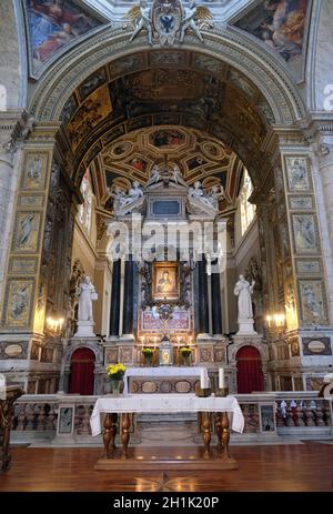 L'autel principal de l'église Santa Maria del Popolo, Rome, Italie Banque D'Images
