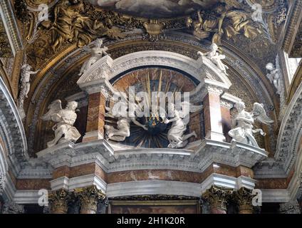 Anges tenant un globe avec des rayons dorés, et initiales IMAS pour les noms Jésus et Maria, maître-autel dans l'église Gesu e Maria à Rome, Italie Banque D'Images