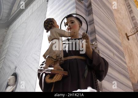 Saint Anthony de Padoue tenant la statue de bébé Jésus à la Basilique dei Santi Ambrogio e Carlo al Corso, Rome, Italie Banque D'Images