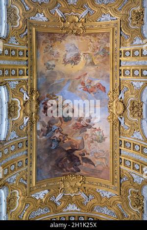 La fresque de la chute de l'Rebelious Anges sur la voûte de la nef de Giacinto Brandi dans la basilique dei Santi Ambrogio e Carlo al Corso, Rome, Italie Banque D'Images