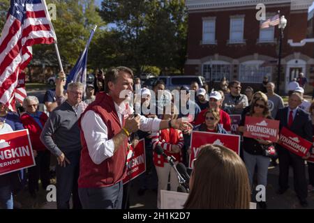 Manassas, États-Unis.18 octobre 2021.Le candidat républicain au poste de gouverneur de Virginie, Glenn Youngkin, s'adresse à ses partisans lors d'un rassemblement aux élections anticipées à Manassas, en Virginie, le lundi 18 octobre 2021.Youngkin se présente contre le démocrate Terry McAuliffe, lors de l'élection générale du gouverneur de la Virginie le 2 novembre 2021, le gouverneur en exercice Ralph Northam n'est pas en mesure de se faire réélire en raison des limites de mandat.Photo par Tasos Katopodis/UPI crédit: UPI/Alay Live News Banque D'Images