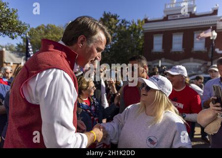 Manassas, États-Unis.18 octobre 2021.Le candidat républicain du gouverneur de la Virginie, Glenn Youngkin, accueille ses partisans lors d'un rassemblement aux élections anticipées à Manassas, en Virginie, le lundi 18 octobre 2021.Youngkin se présente contre le démocrate Terry McAuliffe, lors de l'élection générale du gouverneur de la Virginie le 2 novembre 2021, le gouverneur en exercice Ralph Northam n'est pas en mesure de se faire réélire en raison des limites de mandat.Photo par Tasos Katopodis/UPI crédit: UPI/Alay Live News Banque D'Images