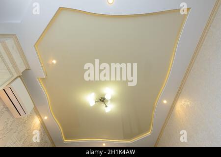 Plafond extensible à plusieurs niveaux de la forme originale de couleur or Banque D'Images