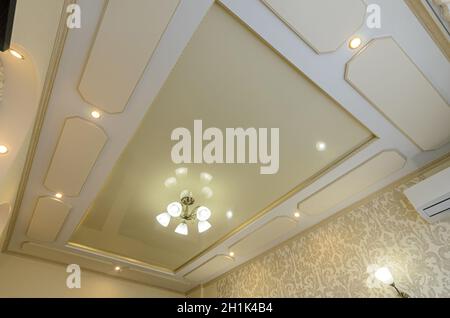 Plafond extensible original sur plusieurs niveaux avec éléments en placoplâtre dans la chambre intérieur Banque D'Images