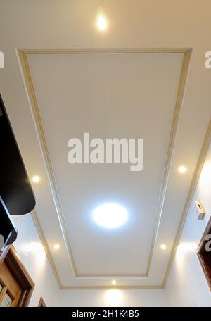 Plafond original et élégant sur plusieurs niveaux dans le couloir de l'appartement Banque D'Images