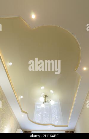 Plafond extensible sur plusieurs niveaux avec forme originale Banque D'Images