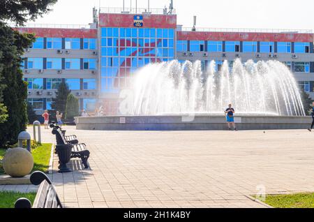 Anapa, Russie - 17 septembre 2020 : la construction de l'administration de la ville balnéaire d'Anapa et la fontaine sur la place en face de la construction Banque D'Images