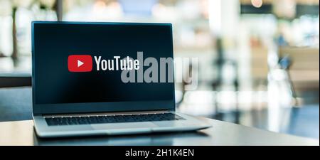 POZNAN, POL - SEP 23, 2020: Ordinateur portable affichant le logo de YouTube, un site Web américain de partage de vidéos dont le siège est à San Bruno, Californie. Il o Banque D'Images