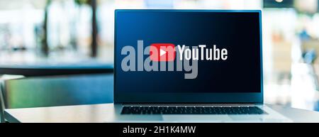 POZNAN, POL - SEP 23, 2020: Ordinateur portable affichant le logo de YouTube, un site Web américain de partage de vidéos dont le siège est à San Bruno, Californie. Il o Banque D'Images