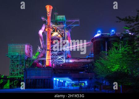 DUISBURG, ALLEMAGNE - 18 SEPTEMBRE 2020: Patrimoine industriel de l'ancienne économie, ruine illuminée du moulin à vapeur dans le Landschaftspark Duisburg sur Septe Banque D'Images