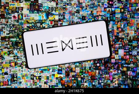 Le logo de la plate-forme Beeple WENEW de l'artiste numérique est visible sur son smartphone et son collage d'art numérique NFT « Everydays the First 5000 Days » sur fond flou. Banque D'Images