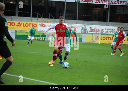 Christian Guenter (Freiburg) enteilt Jean-Manuel MBOM (SV Werder Bremen), 1.FBL: 20-21: 4.Sptg.SC Freiburg - Werder Bremen DFL REGLEMENTATIONS PROHI Banque D'Images