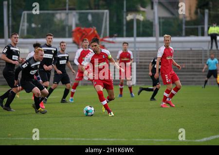 Ex-Profi Johannes Flum lenkt das Spiel seiner Mannschaft, Leander Vochatzer (TSG Balingen) versucht ihm das Leder abzujagen, Fussball-RL SW 20-21: 9 Banque D'Images