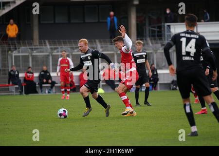 Leander Vochatzer (TSG Balingen) mit ball, Fussball-RL SW 20-21: 9.Sptg: SC Freiburg II - TSG Balingen Banque D'Images