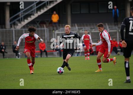 Leander Vochatzer (TSG Balingen) kann sich gleich gegen zwei Gegenspieler durchtsetzen, Fussball-RL SW 20-21: 9.Sptg: SC Freiburg II - TSG Balingen Banque D'Images