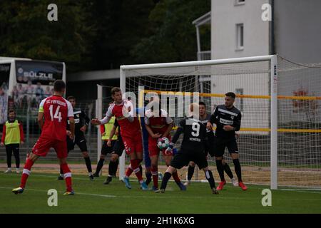 Hauser, Julian (TSG Balingen) und Leander Vochatzer (TSG Balingen) mit weiteren Spielern teidigen die Torlinie, die Freiburger Spieler bringen den Banque D'Images