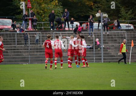 Da war die Freiburger Fußbalwelt noch in Ordnung, die Freiburger Spieler bejubeln den 1:0 Führungtreffer durch Marvin Pieringer - Fussball-RL SW 20 Banque D'Images