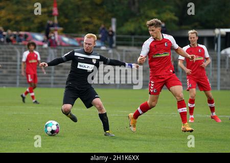 Duell zwischen Leander Vochatzer (TSG Balingen) und dem Freiburger Yannik Keitel (rechts), Fussball-RL SW 20-21: 9.Sptg: SC Freiburg II - TSG Balinge Banque D'Images