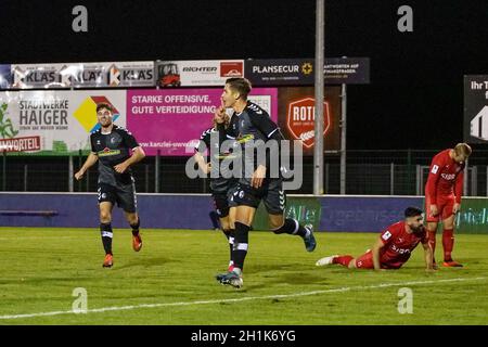 Bild mit Symbolcharakter: Pieringer, Marvin (SC Freiburg II) bejubelt in Tor, die Spieler von Steinbach Haiger BEI der 2:4 Heimniederlage am Boden - Banque D'Images