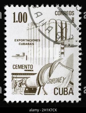 Timbres en Cuba, montre le ciment, Exportaciones Cubanas, vers 1982. Banque D'Images