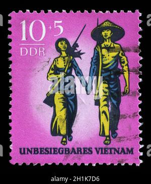 Timbre émis en Allemagne - République Démocratique (DDR) montre deux avec des armes invincibles Vietnam, vers 1969. Banque D'Images