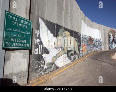 Des graffitis militants ornent le mur de séparation israélien dans la ville de Bethléem, en Cisjordanie Banque D'Images