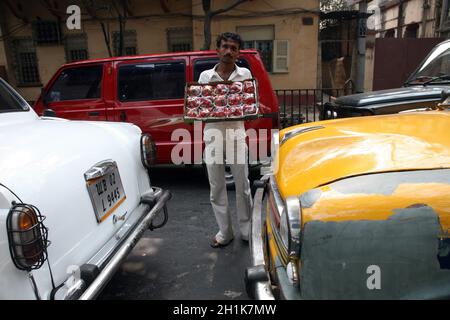 Rues de Kolkata.Vendeurs de rue vendant des fraises. Banque D'Images